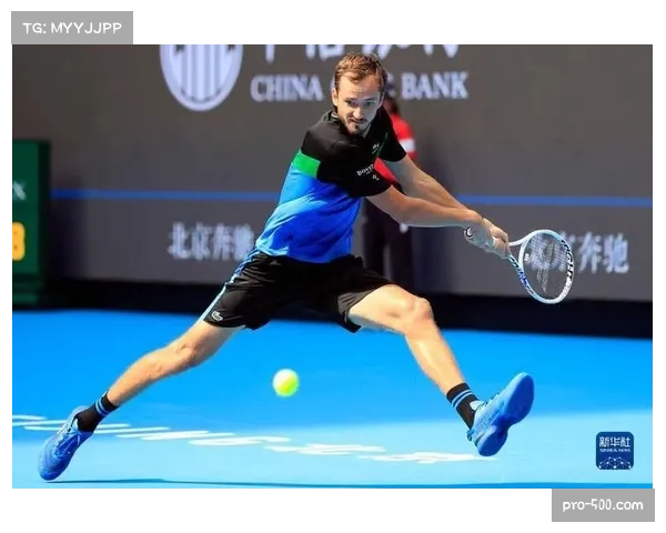 梅德韦杰夫直落两盘战胜弗基纳 顺利挺进中网男单八强